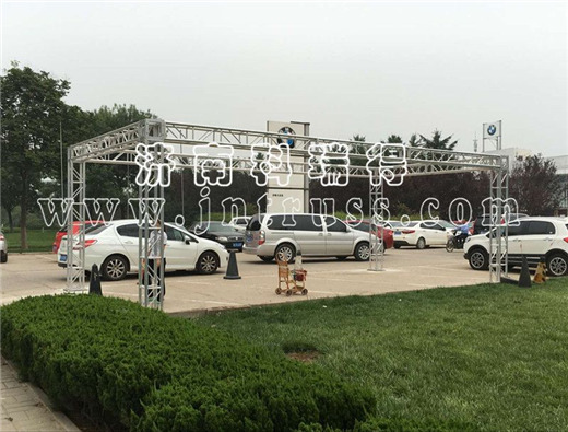 濟(jì)南經(jīng)十東路車(chē)展桁架300*300